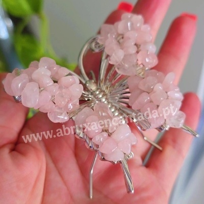 Presilha de cabelo borboleta com pedras rosas e metal prateado