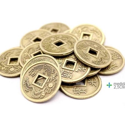 Moedas douradas decorativas com desenhos de dragões e caracteres chineses