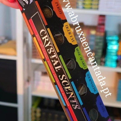 Caixa de incenso Crystal Scents com etiquetas coloridas de vários cristais
