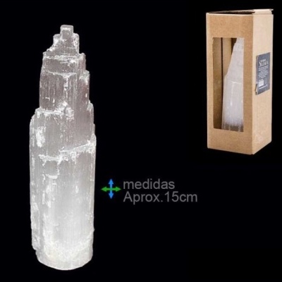 Torre de cristal branco translúcido com embalagem de papelão