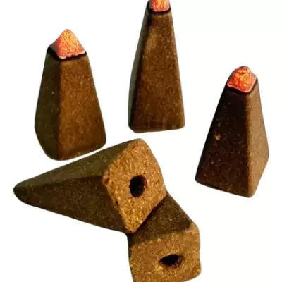Cones de incenso castanhos com pontas vermelhas sobre fundo branco