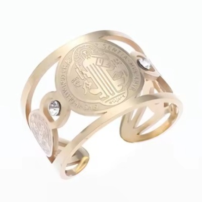 Pulseira dourada com medalhões circulares e detalhes em branco