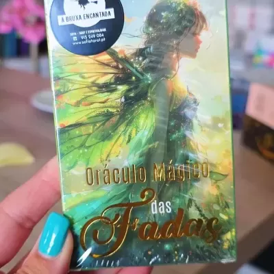 Baralho de oráculo mágico das fadas com selo A BRUXA ENCANTADA e ilustração de fada verde.