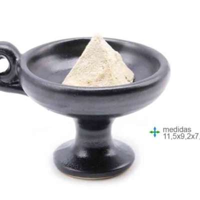 Tigela preta de cerâmica com pó branco e medidas indicadas