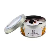 Vela aromática dentro de lata metálica branca com tampa prateada e texto 'Cleansing'