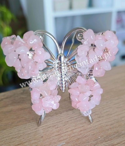 Alfinete de borboleta com pedras rosa e estrutura metálica prateada
