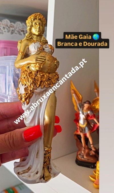 Estatueta da Mãe Gaia branca e dourada com bebé no ventre