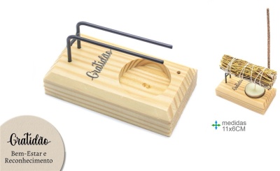 Suporte em madeira clara com texto 'Gratidão' e arames metálicos pretos