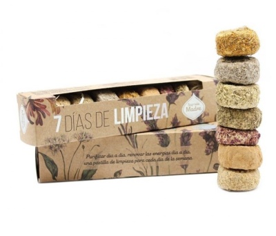 Conjunto de pastilhas de limpeza naturais com embalagem castanha e texto em espanhol.
