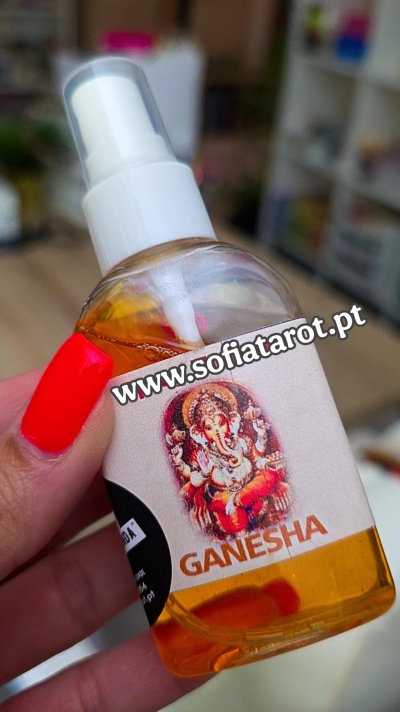 Frasco plástico com pulverizador contendo líquido amarelo e etiqueta com Ganesha