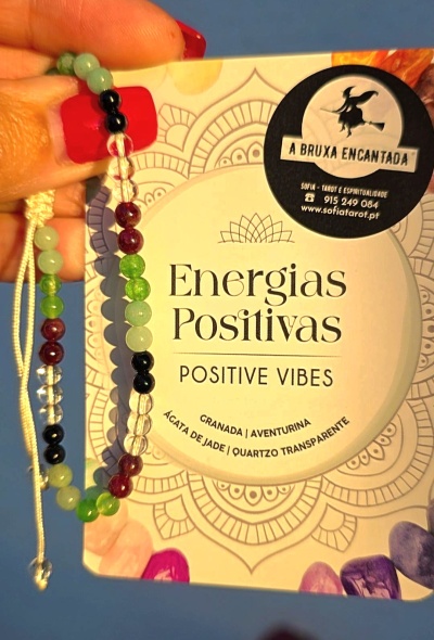 Pulseira com contas coloridas e cartão Energies Positivas com autocolante A Bruxa Encantada