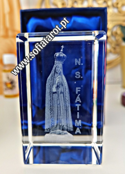 Estatueta de cristal com imagem da Nossa Senhora de Fátima e inscrição