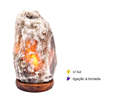 Lâmpada de sal rosa iluminada com base de madeira e texto explicativo ao lado