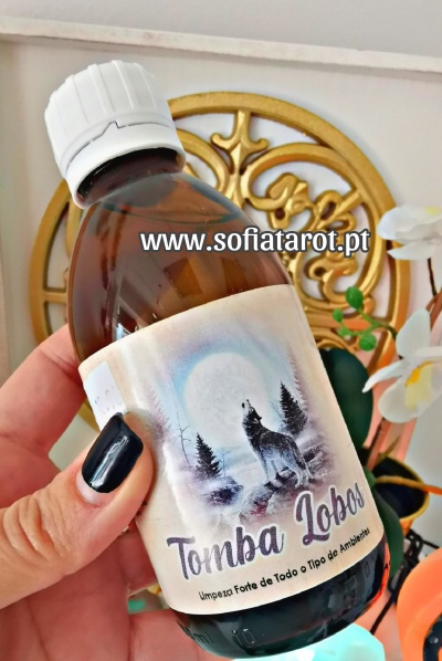 Frasco de vidro castanho com rótulo tema lobo e lua, tampa branca.