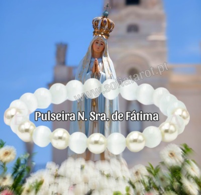 Pulseira branca de contas com imagem desfocada de Nossa Senhora de Fátima ao fundo