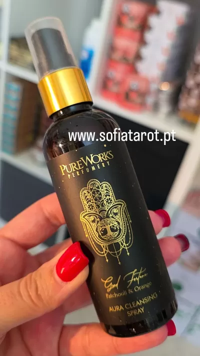 Frasco de spray preto AURA CLEANSING SPRAY com detalhes dourados