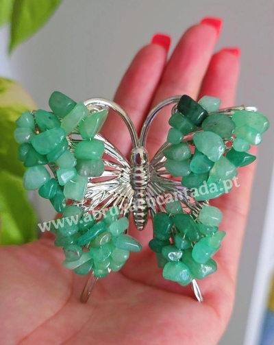 Pulseira metálica prateada em forma de borboleta com pedras verdes decorativas