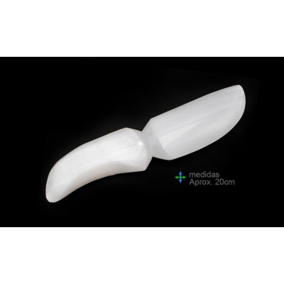 Faca esculpida em pedra branca, lisa, com 20cm de comprimento