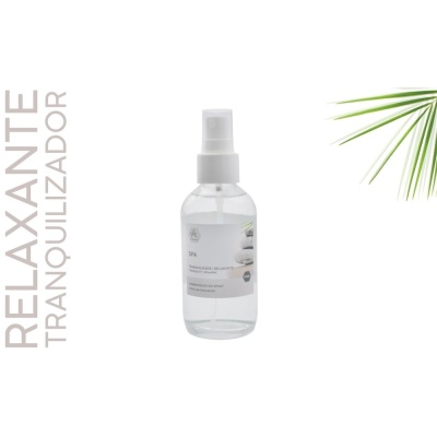 Frasco de spray relaxante transparente com etiqueta e folha verde