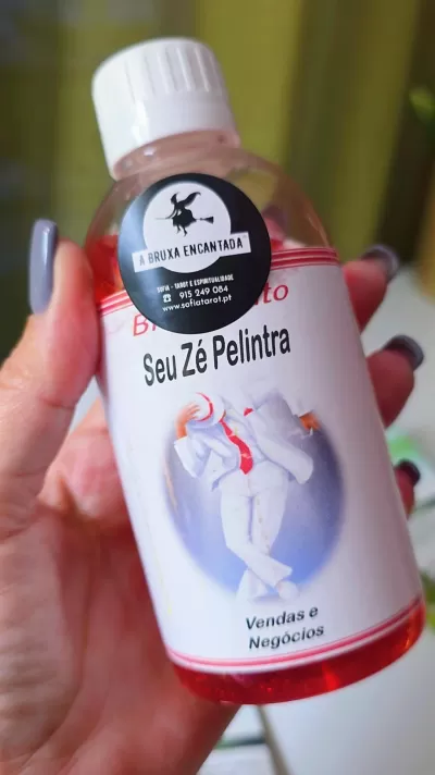 Garrafas transparentes com líquido vermelho e etiquetas de produto com design espiritual