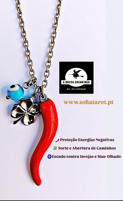 Colar com pendentes de malagueta vermelha, olho azul e trevo metálico