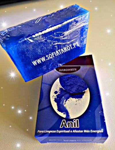 Sabonete azul translúcido embalado com texto WWW.SOFIATAROT.PT e embalagem com imagem de pó azul e texto em português