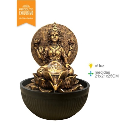 Fonte decorativa com estátua dourada e base preta com globo iluminado