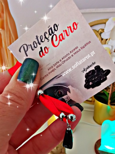 Cartão promocional Proteção do Carro com amuleto vermelho e contas