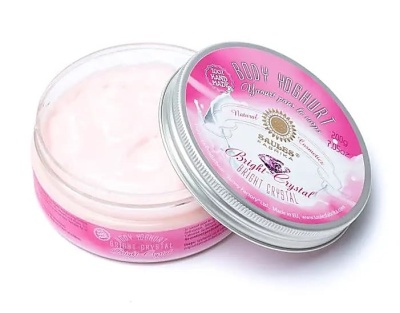 Creme corporal em frasco redondo com tampa metálica e rótulo rosa.