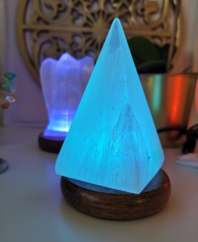 Lâmpada de pirâmide de cristal azul com base de madeira