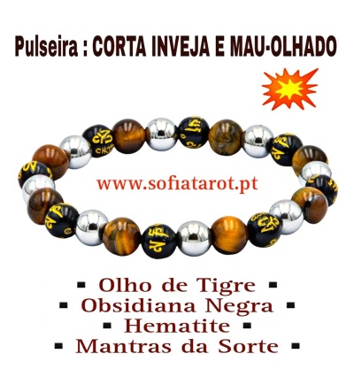 Pulseira composta por contas pretas com mantras amarelos, contas de olho de tigre castanho-dourado e contas prateadas brilhantes.