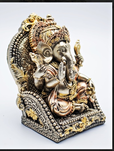 Estátua de Ganesha em metal com detalhes dourados sentada num trono decorado
