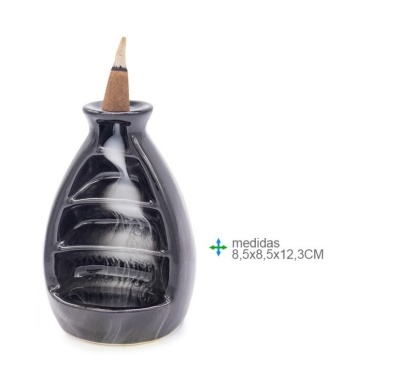 Incensário cerâmico preto com fumaça a descer em cascata