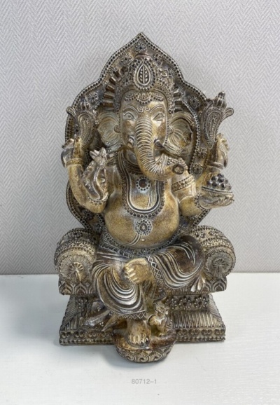 Estátua metálica dourada e prateada de Ganesha sentado em trono com detalhes decorativos