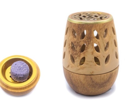 Dois aromatizadores de ambiente em madeira clara com detalhes dourados e pastilha roxa