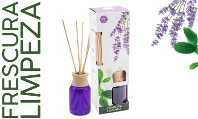 Frasco de vidro roxo com tampa de madeira e embalagem com flores de lavanda
