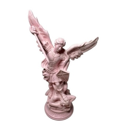 Estátua rosa de São Miguel Arcanjo segurando lança e escudo.