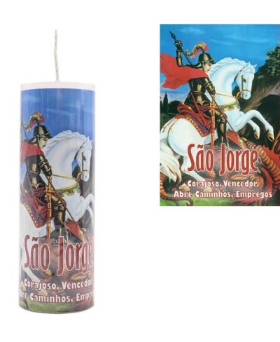 Vela cilíndrica com imagem de São Jorge e dragão, texto em português.
