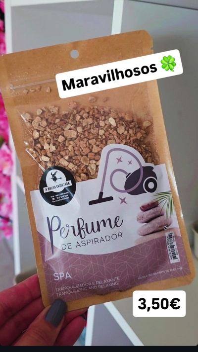Saco de perfume para aspirador em material castanho com rótulo branco e lilás
