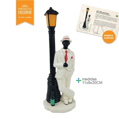 Estátua decorativa de homem de branco encostado em candeeiro com garrafa