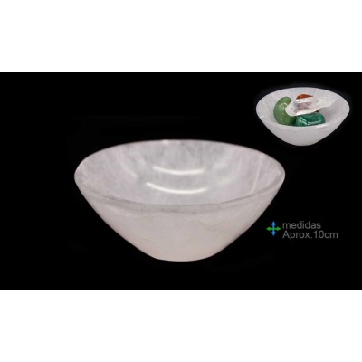 Taça branca translúcida de pedra com pedras verdes dentro