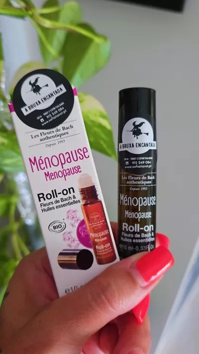 Frasco de roll-on e embalagem com texto Menopause e design em branco e preto