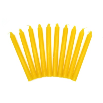 Dez velas amarelas finas sobre fundo branco