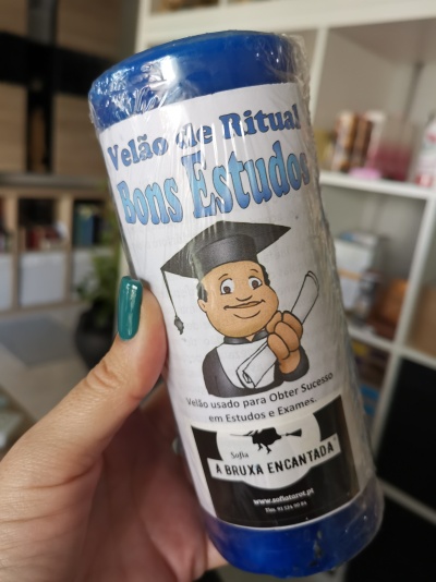 Vela azul com rótulo de ritual para bons estudos e exames