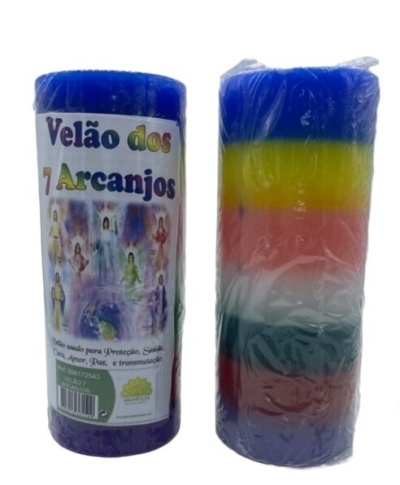 Duas velas cilíndricas coloridas, uma com etiqueta dos 7 Arcanjos e outra em camadas coloridas