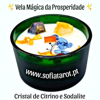 Vela em recipiente verde com cristais e texto promocional
