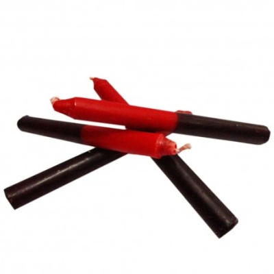 Velas finas vermelhas e pretas sobre fundo branco