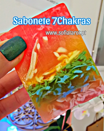 Sabonete artesanal colorido com pedaços de ervas internas