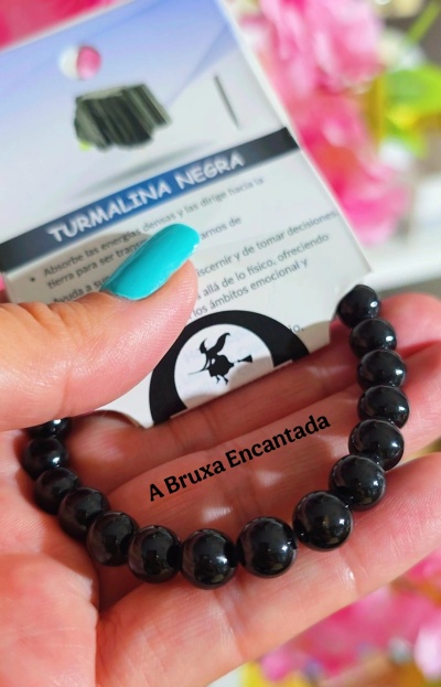 Pulseira de contas pretas com cartão de Turmalina Negra e logo de bruxa