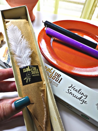 Caixa de incenso Native Soul com pena branca, caixa Healing Smudge e prato laranja com incensos preto e roxo